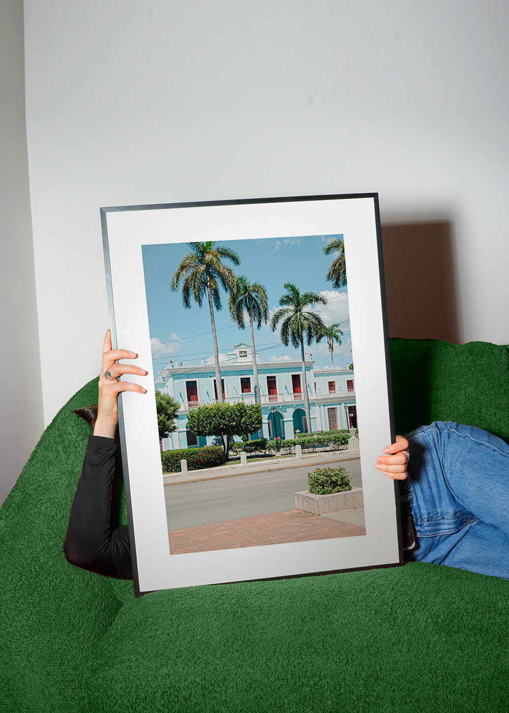 City art: blue façade with palms