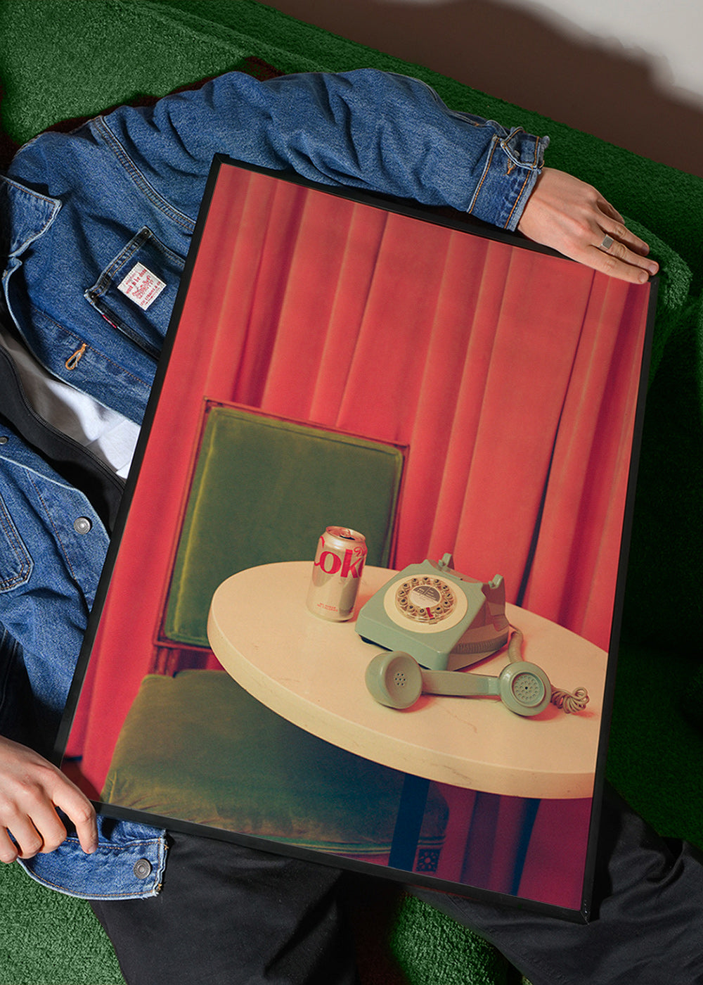 Cuadro vintage con teléfono retro sobre mesa – Product2