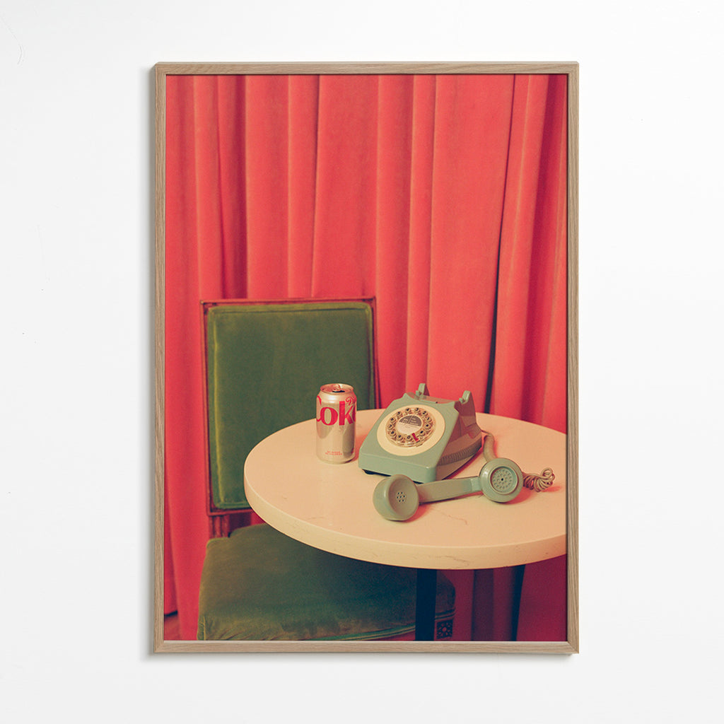 Cuadro vintage con teléfono retro sobre mesa – Oak Frame