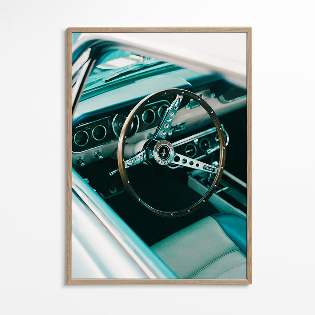 Cuadro vintage con volante clásico en primer plano – Oak Frame