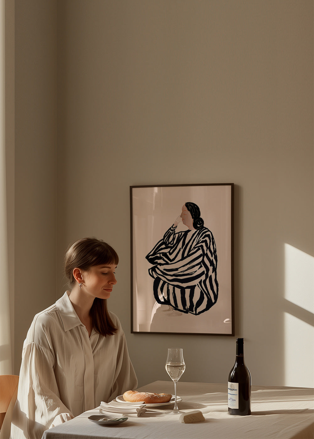 Ilustración de figura femenina con rayas expresivas – Product1