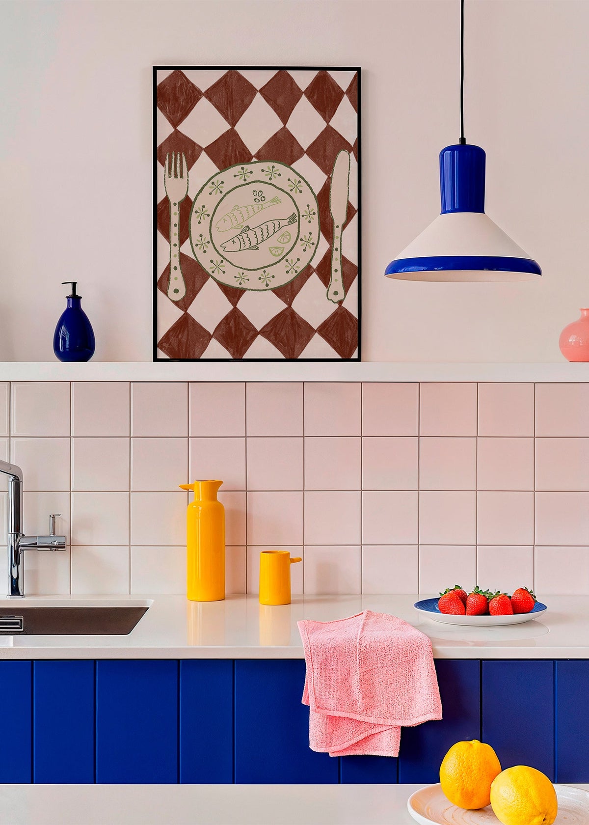 Cuadro de cocina con plato de pescado y mantel de rombos – Product1