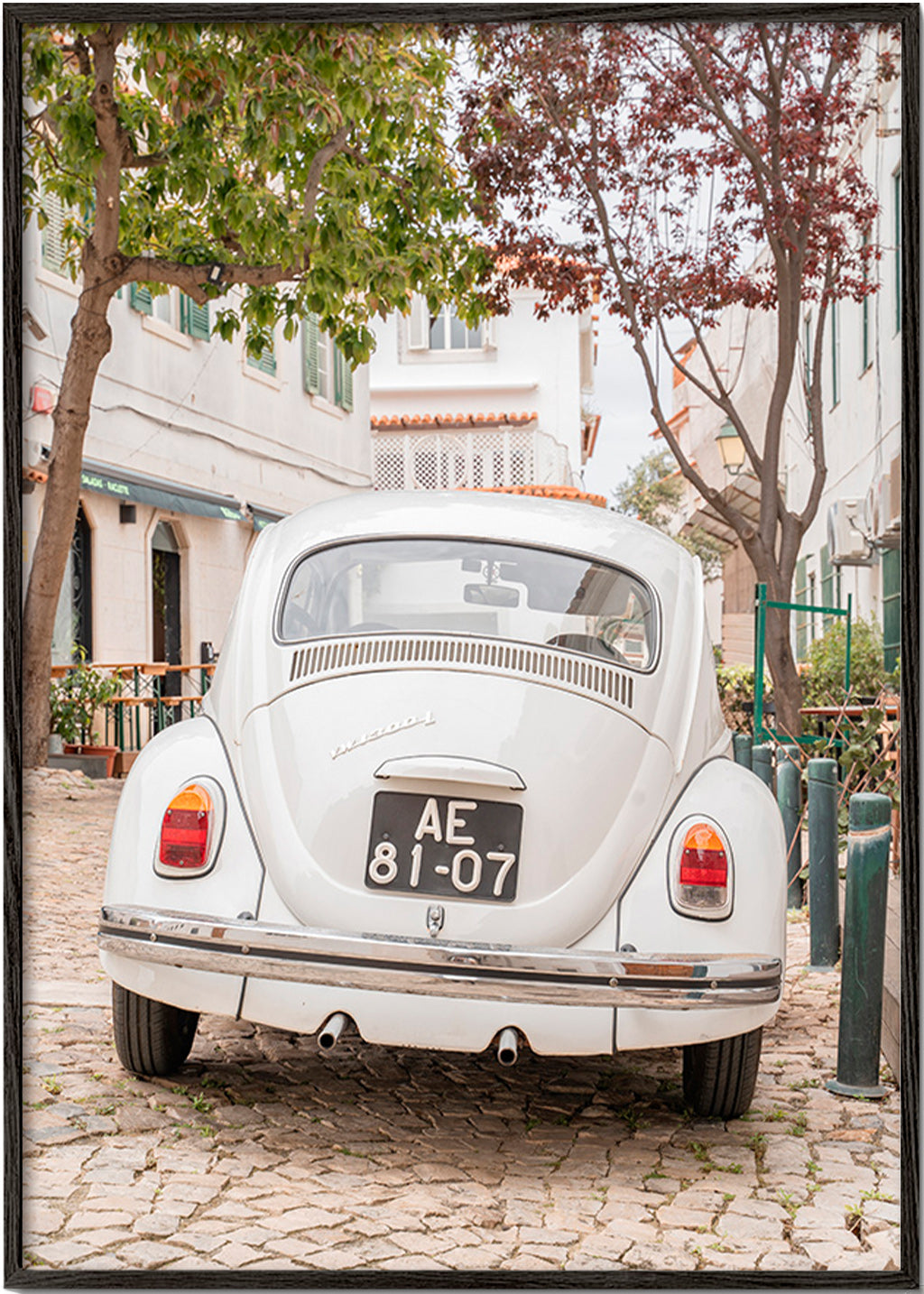 Cuadro de ciudades con coche clásico en empedrado – Black Frame