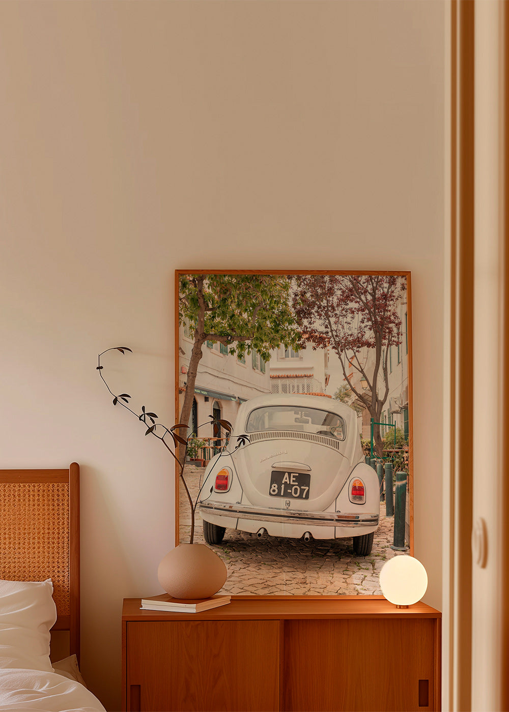 Cuadro de ciudades con coche clásico en empedrado – Product1