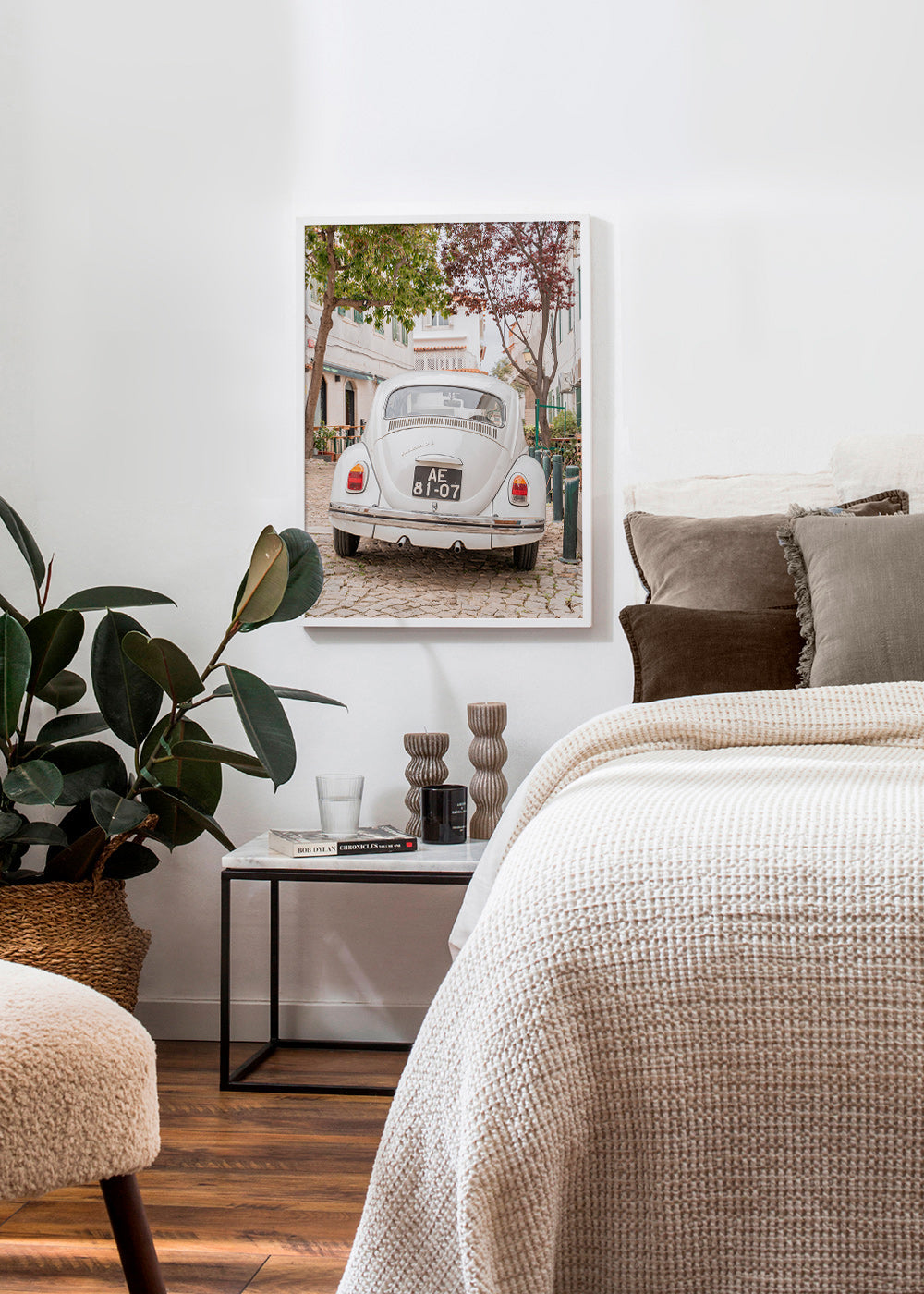 Cuadro de ciudades con coche clásico en empedrado – Product3