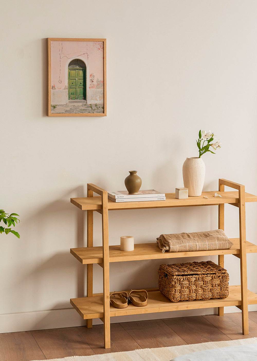 Cuadro de ciudades: puerta verde en fachada rosa – Product2