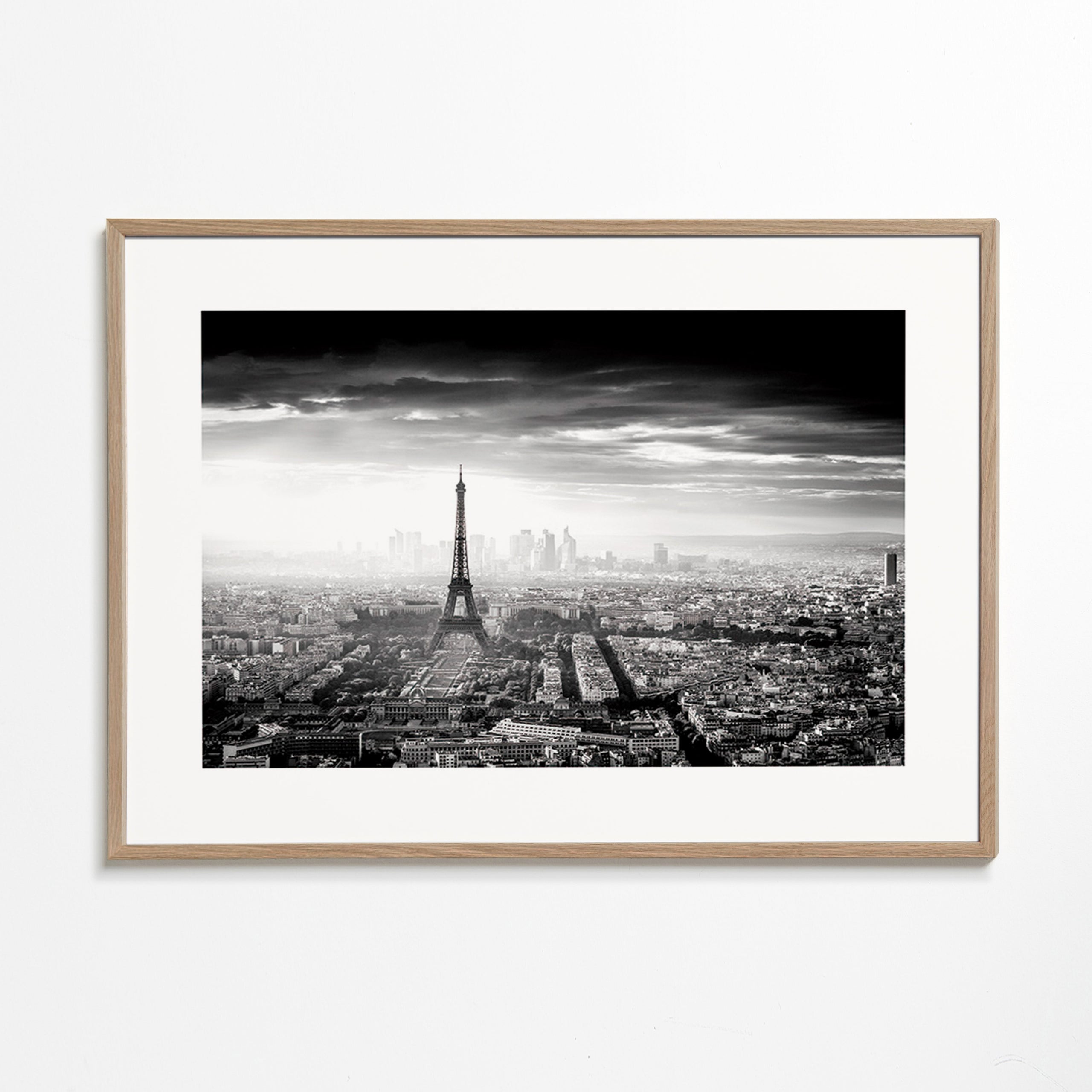 Cuadro de ciudades: París y la Torre Eiffel en blanco y negro – Oak Frame