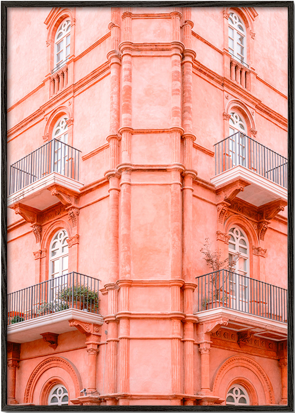 Cuadro de ciudades con fachada rosada y balcones – Black Frame