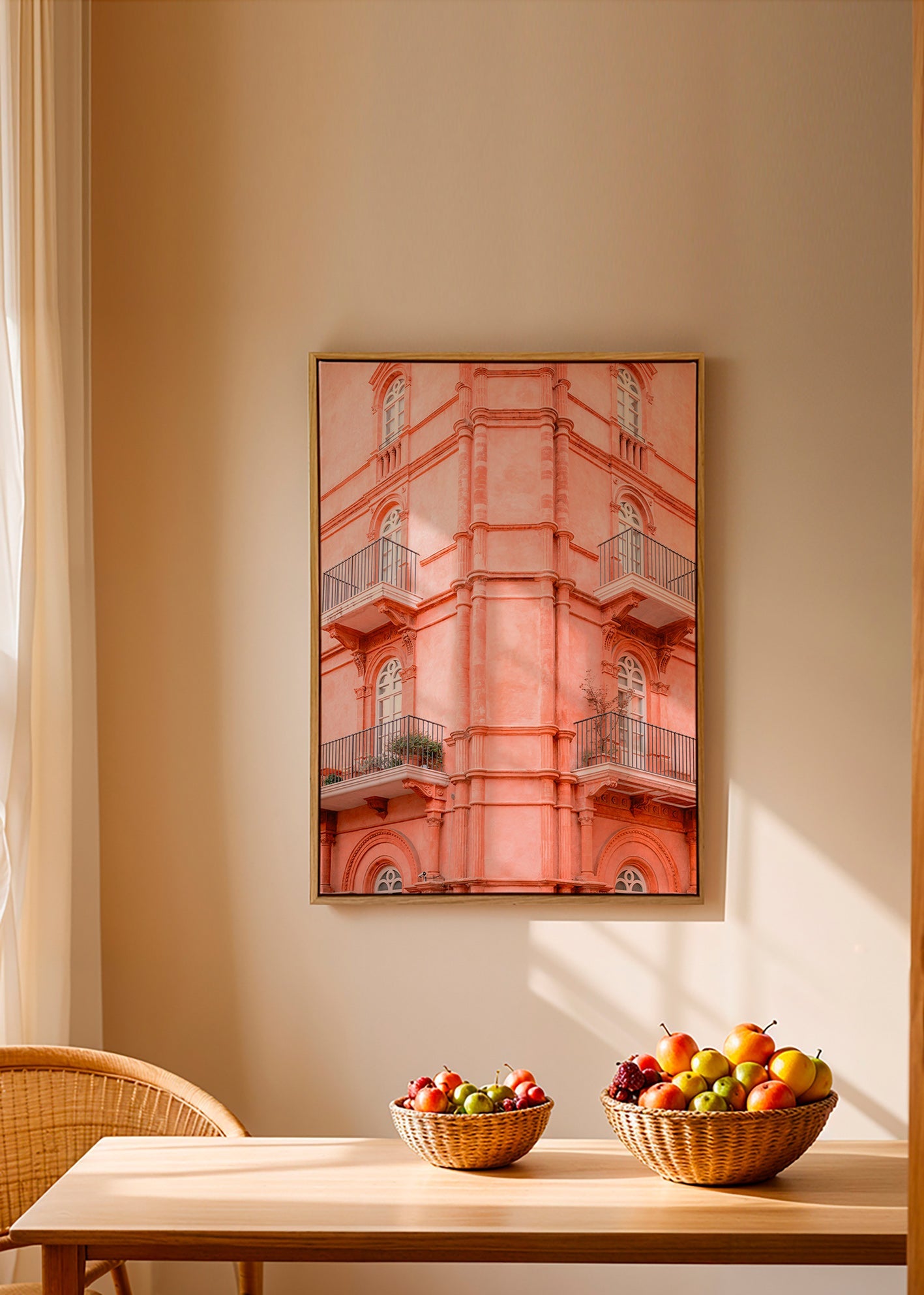 Cuadro de ciudades con fachada rosada y balcones – Canvas1