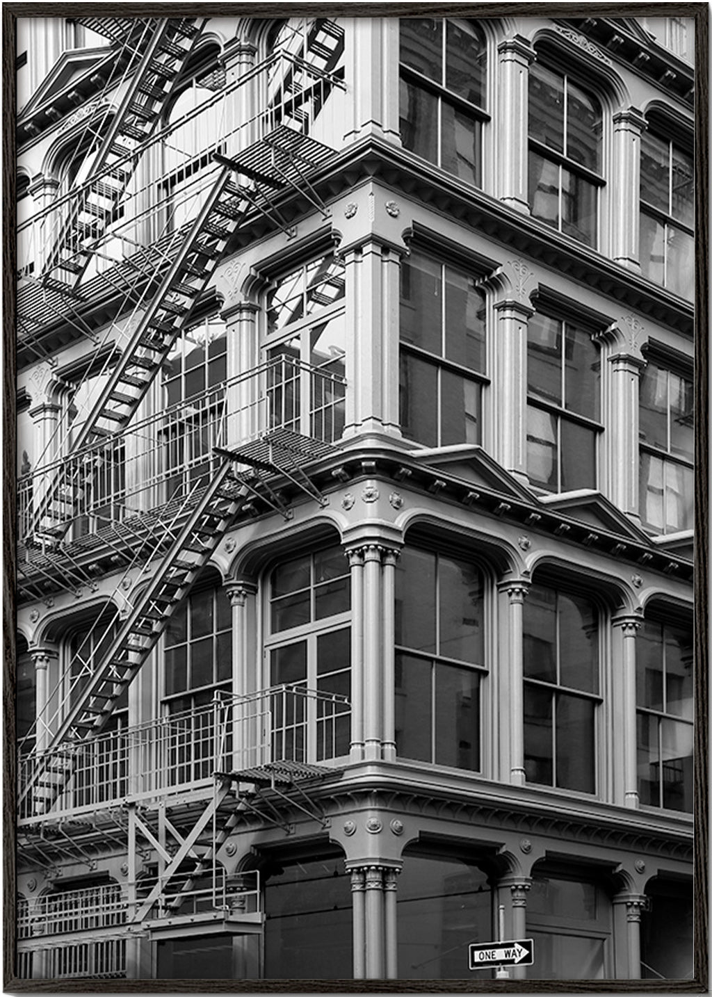 Fotografía arquitectónica en blanco y negro con escalera de incendios – Black Frame