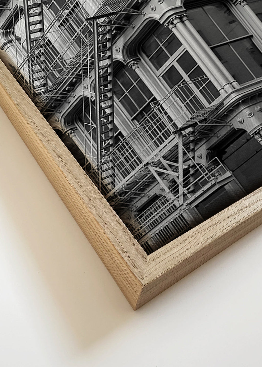 Fotografía arquitectónica en blanco y negro con escalera de incendios – Canvas detail