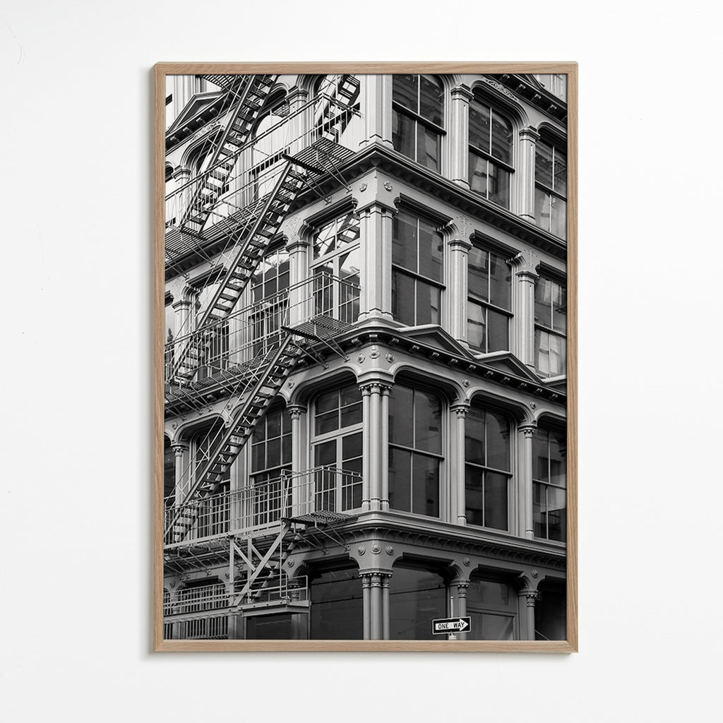 Fotografía arquitectónica en blanco y negro con escalera de incendios – Oak Frame