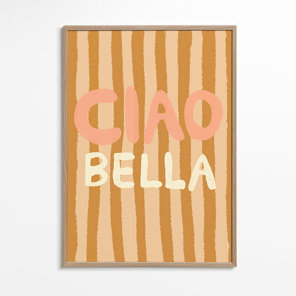Ilustración Ciao Bella con tipografía y rayas tostadas – Oak Frame