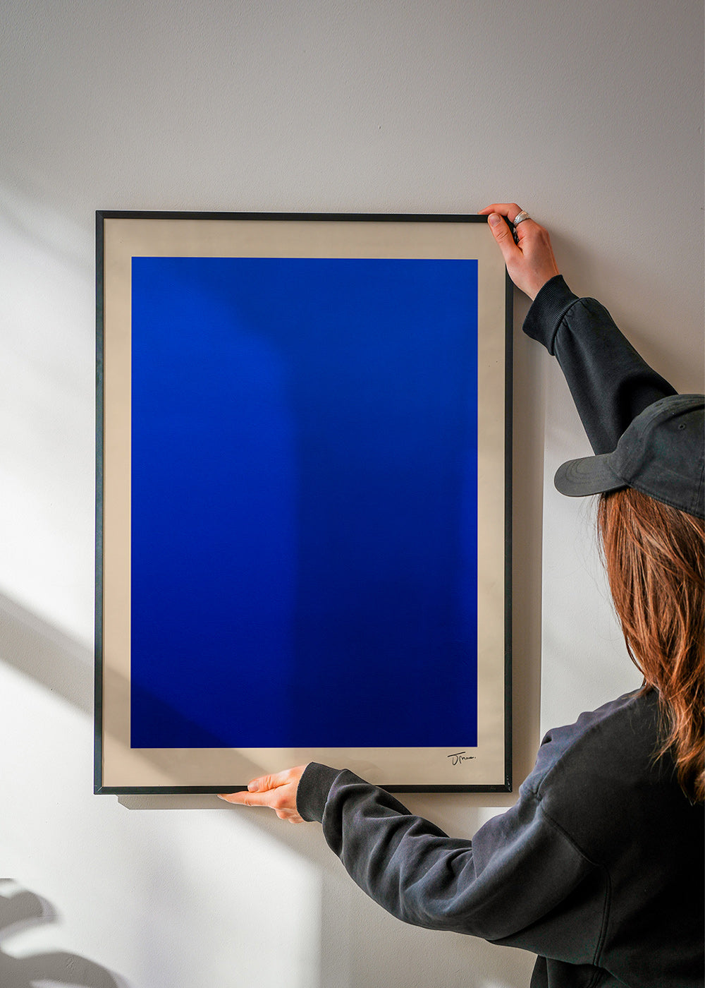 Cuadro abstracto con campo azul y borde beige – Product2