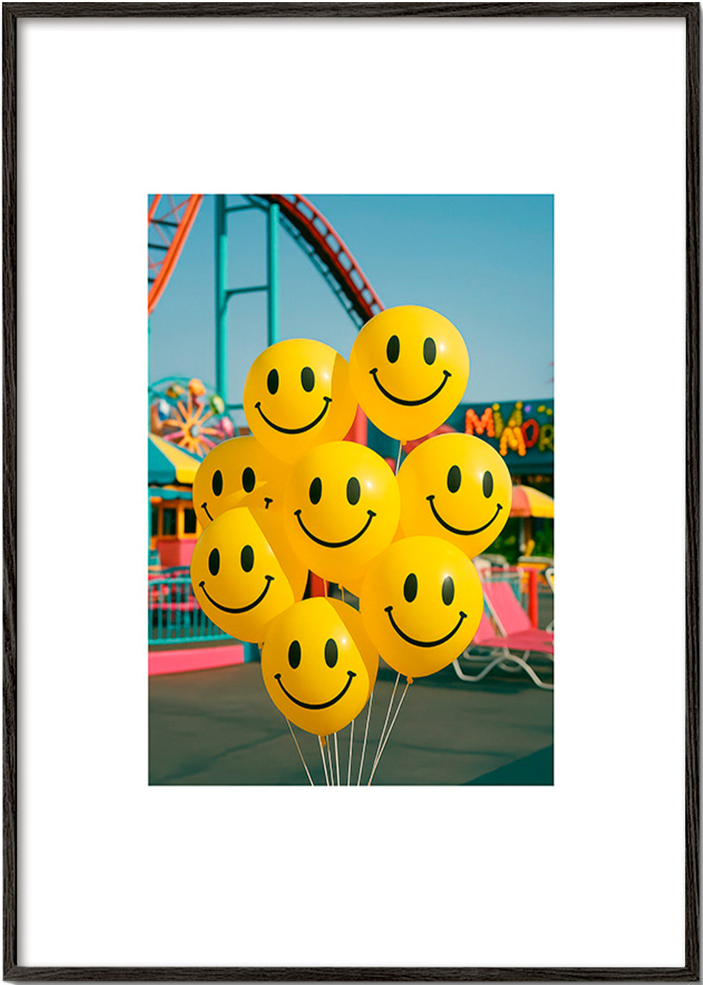 Fotografía de globos sonrientes en feria – Black Frame