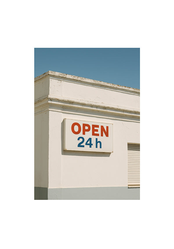 Cuadro minimalista fachada con rótulo OPEN 24h