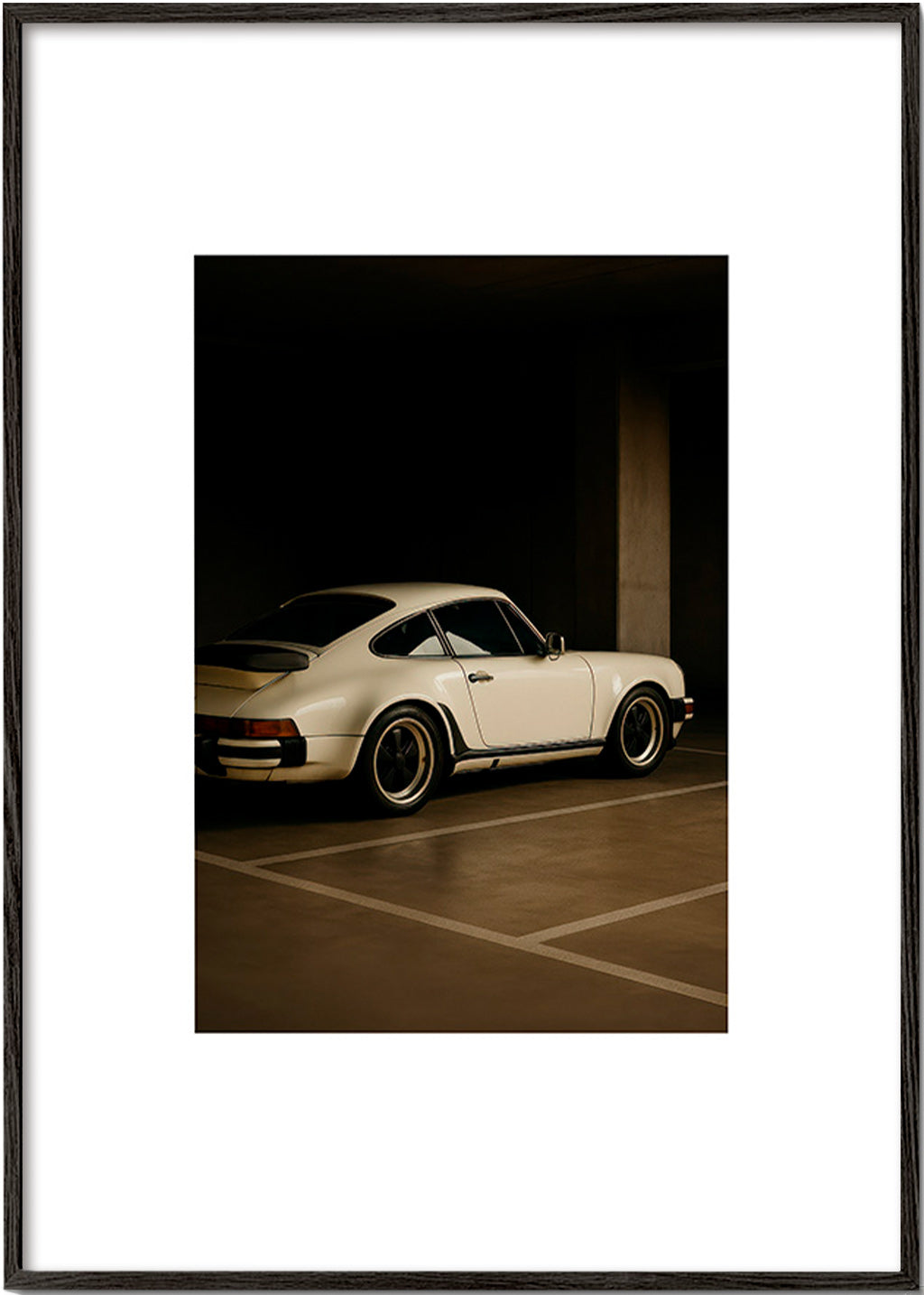Fotografía de coche clásico en garaje nocturno – Black Frame