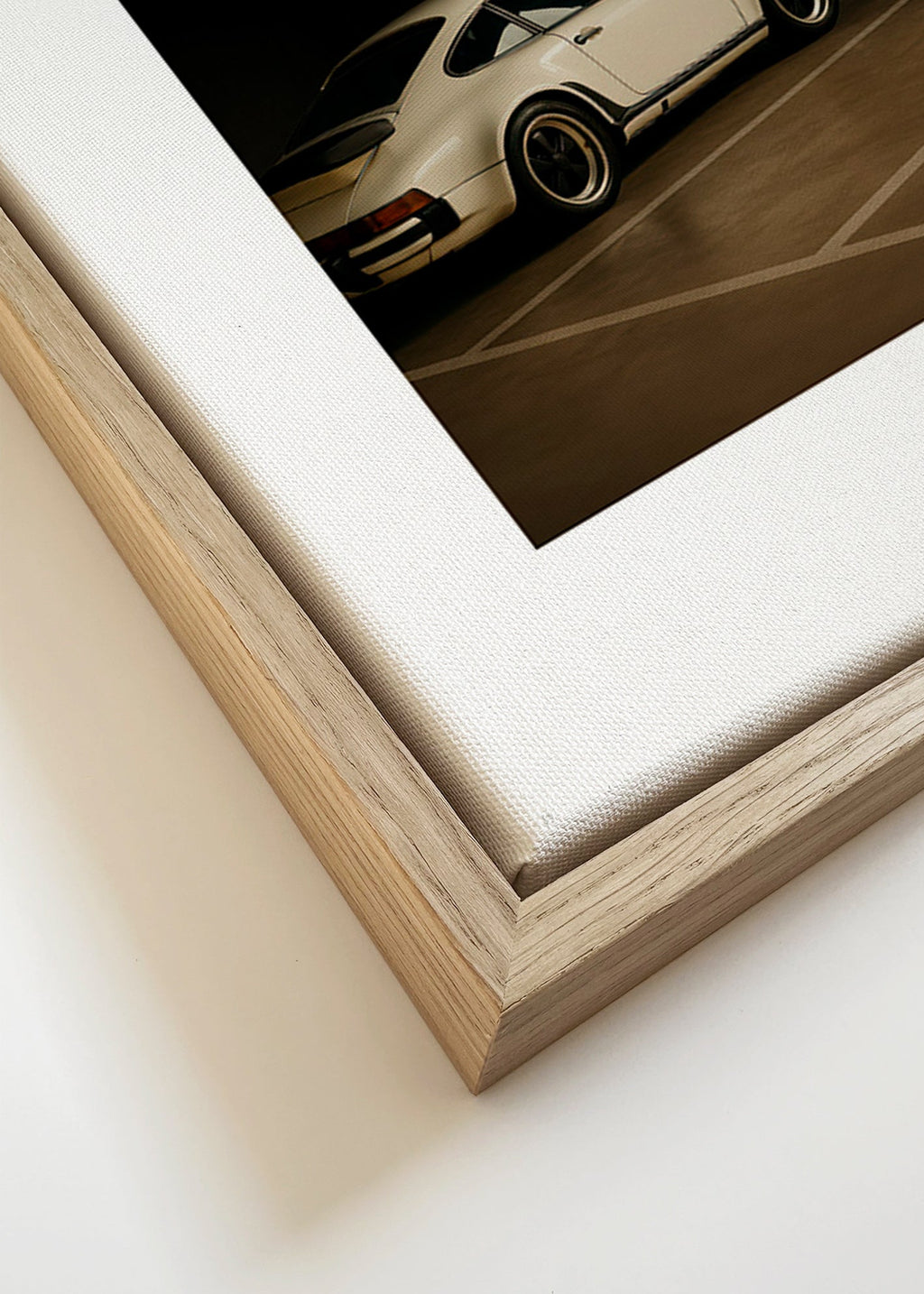 Fotografía de coche clásico en garaje nocturno – Canvas detail