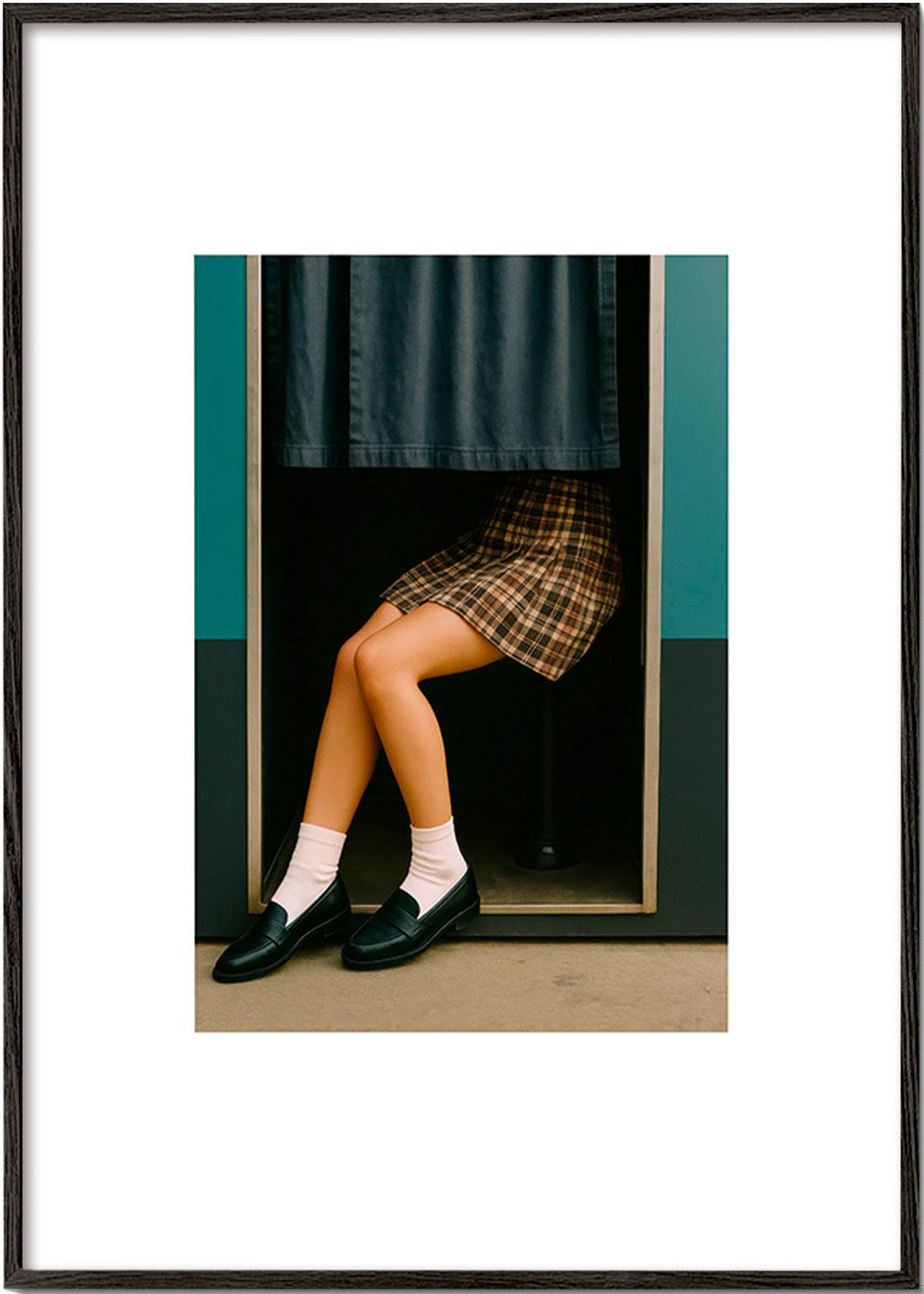 Fotografía editorial de piernas en cabina – Black Frame