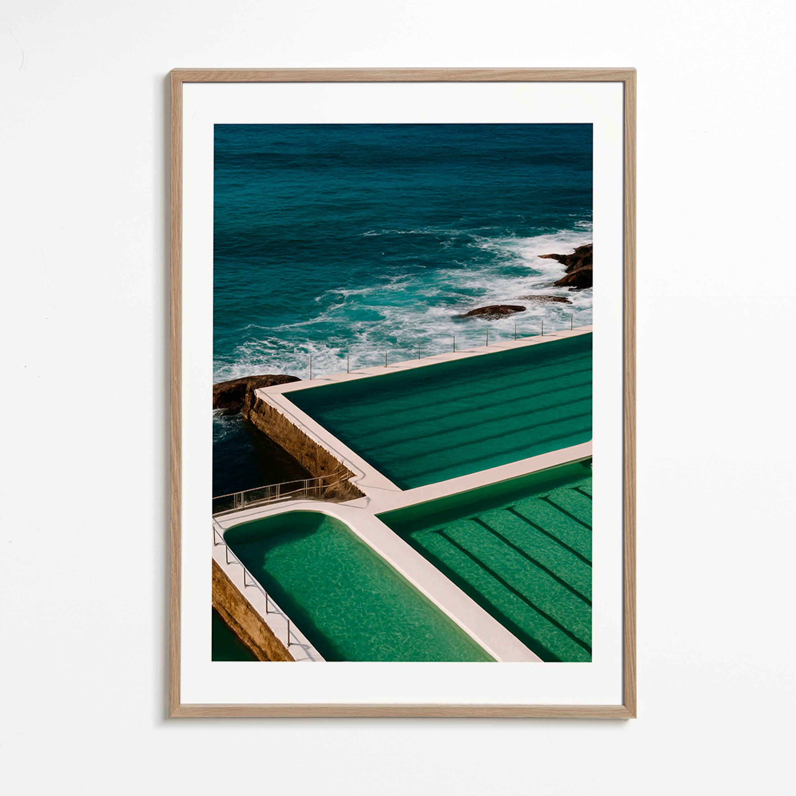 Cuadro de paisaje con piscinas junto al mar – Oak Frame