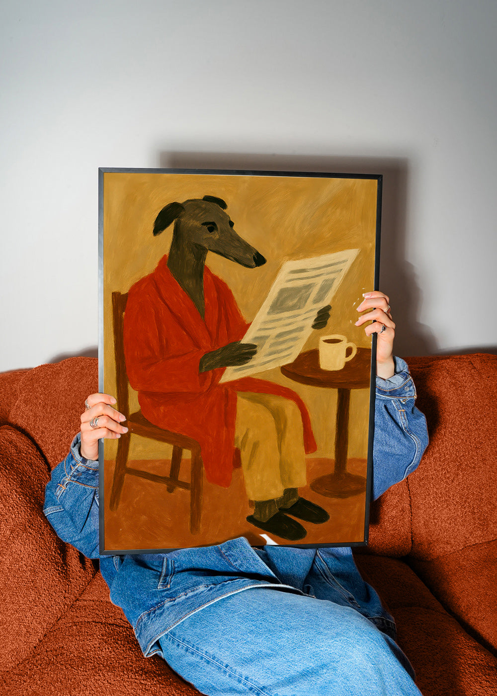 Cuadro de perro leyendo el periódico en bata roja – Product1