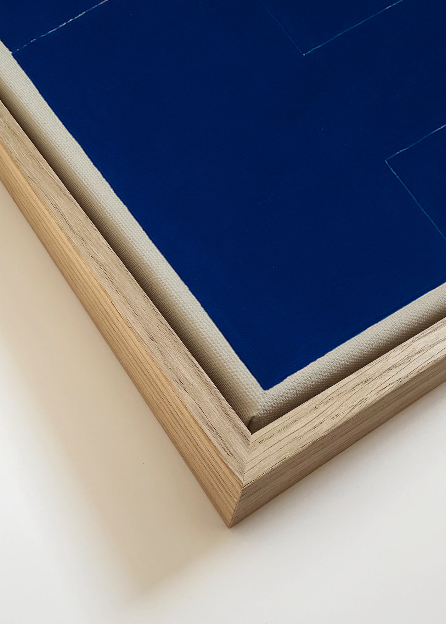 Cuadro geométrico azul con bloque vertical – Canvas detail