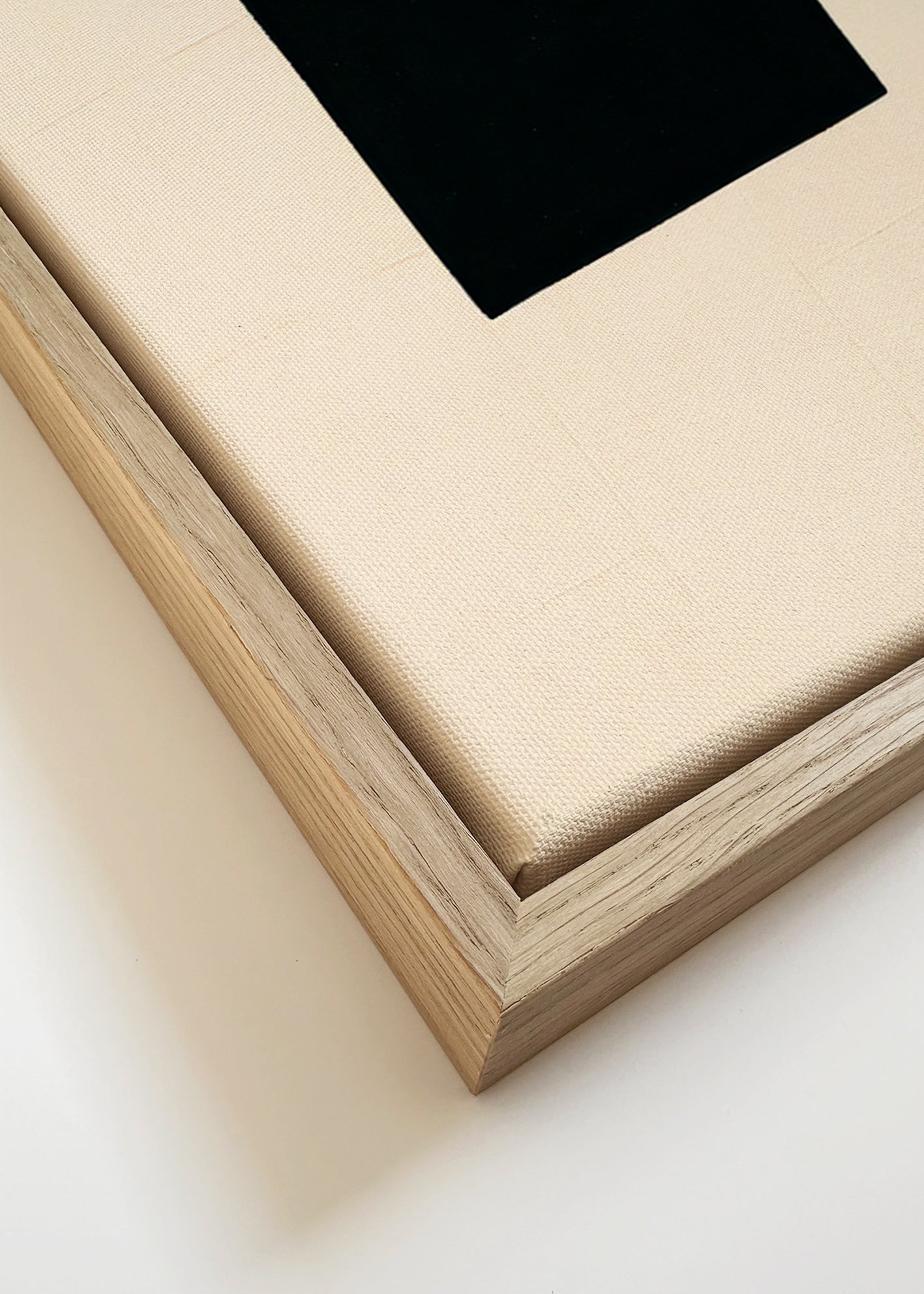 Cuadro abstracto: cuadrado negro sobre crema – Canvas detail