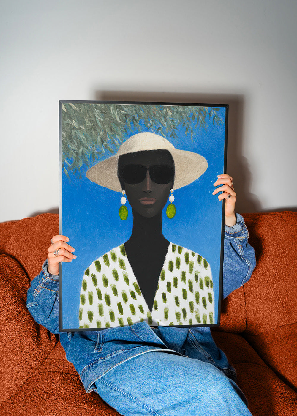 Ilustración femenina con sombrero y patrón verde – Product2